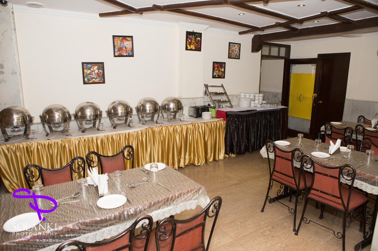 The Crest Inn Delhi  Buitenkant foto