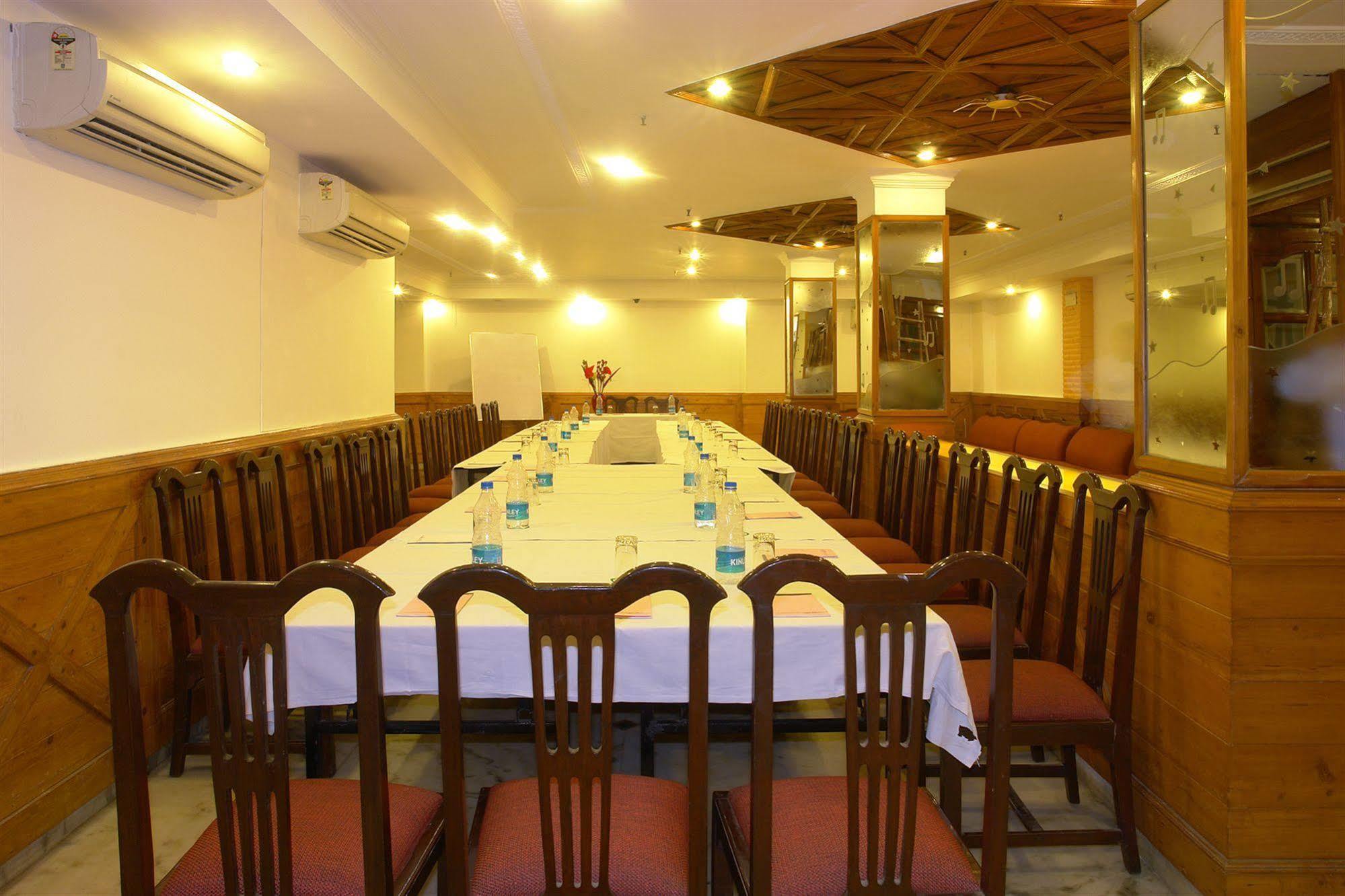 The Crest Inn Delhi  Buitenkant foto