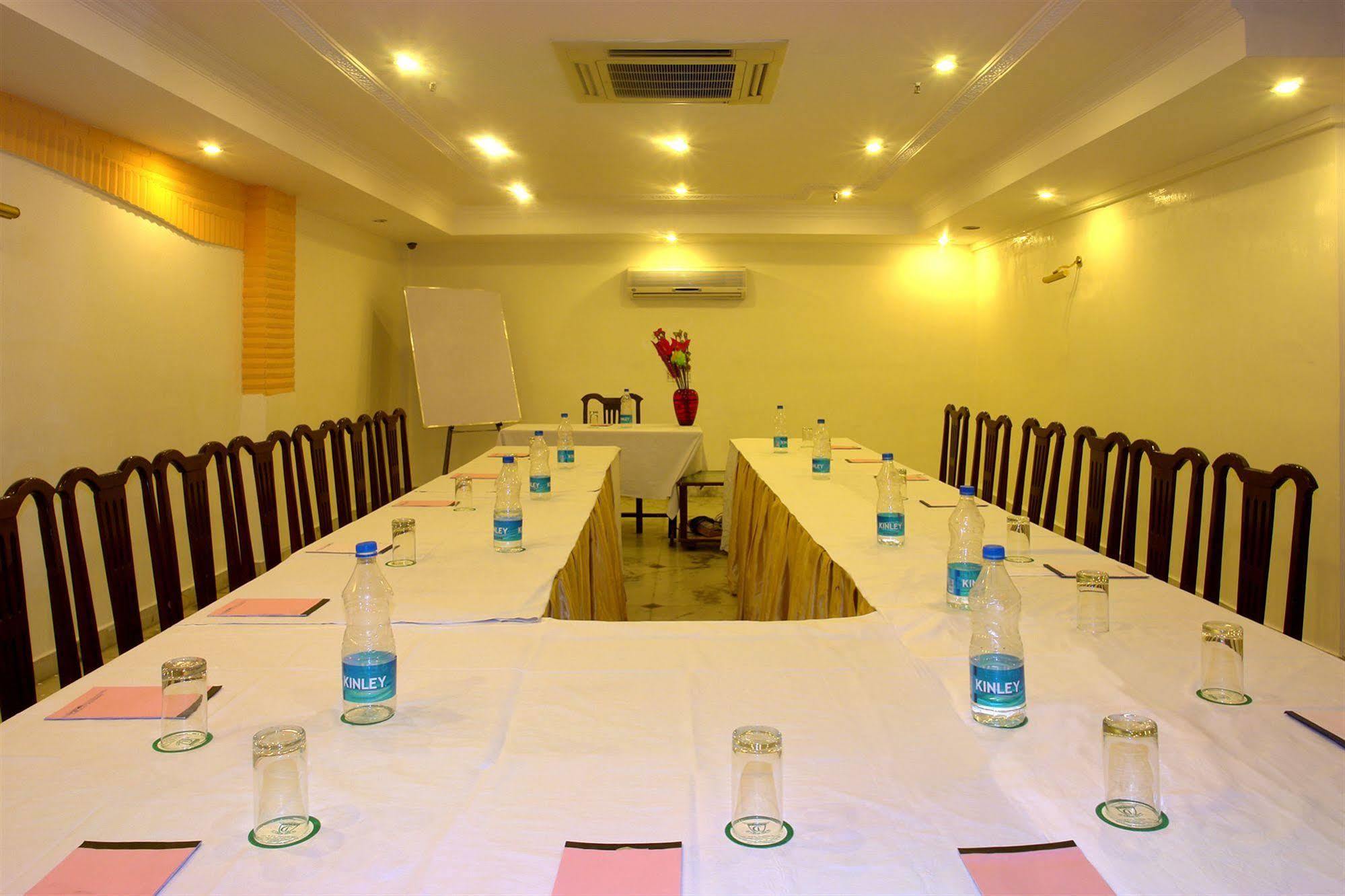 The Crest Inn Delhi  Buitenkant foto
