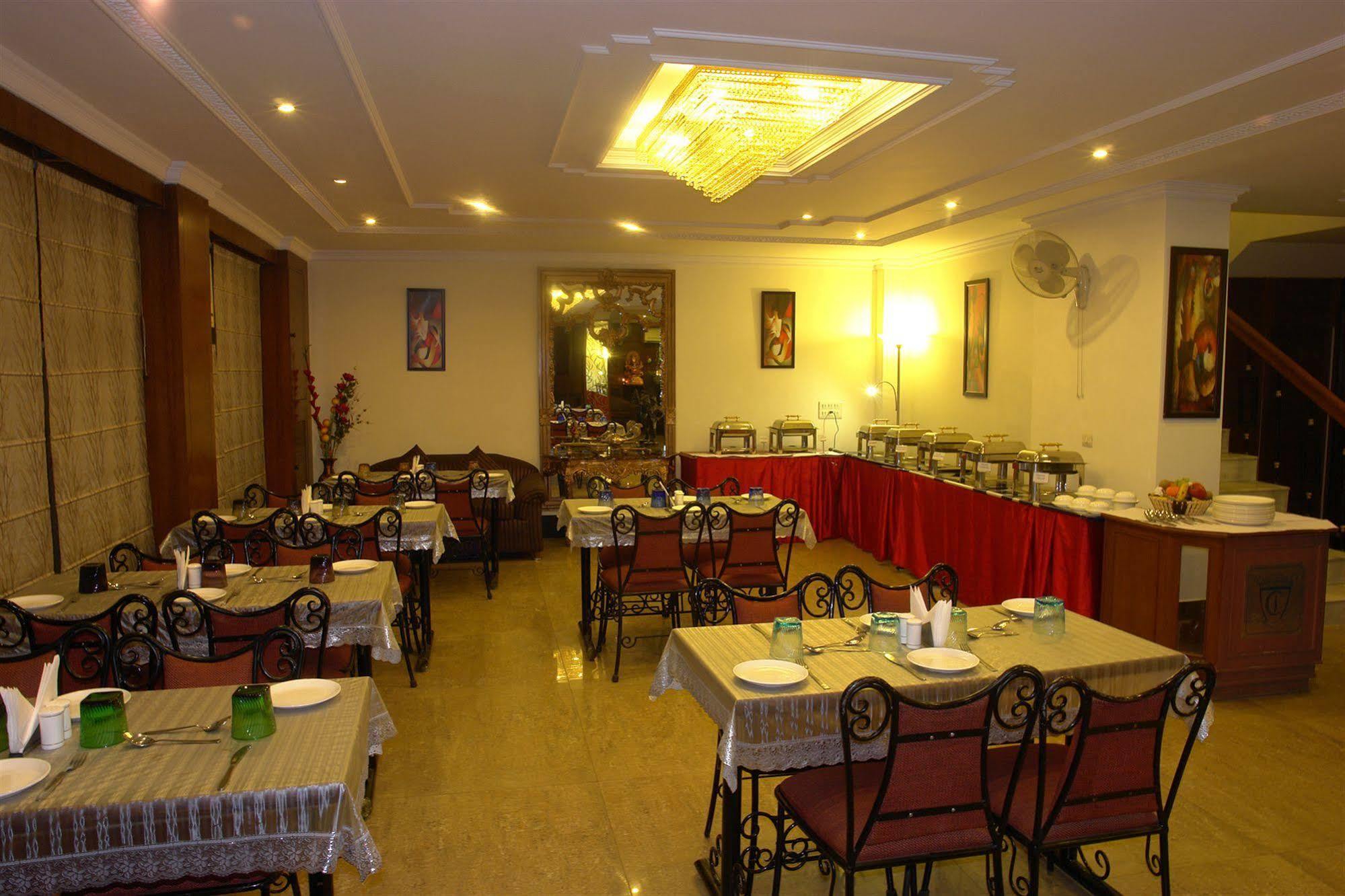The Crest Inn Delhi  Buitenkant foto
