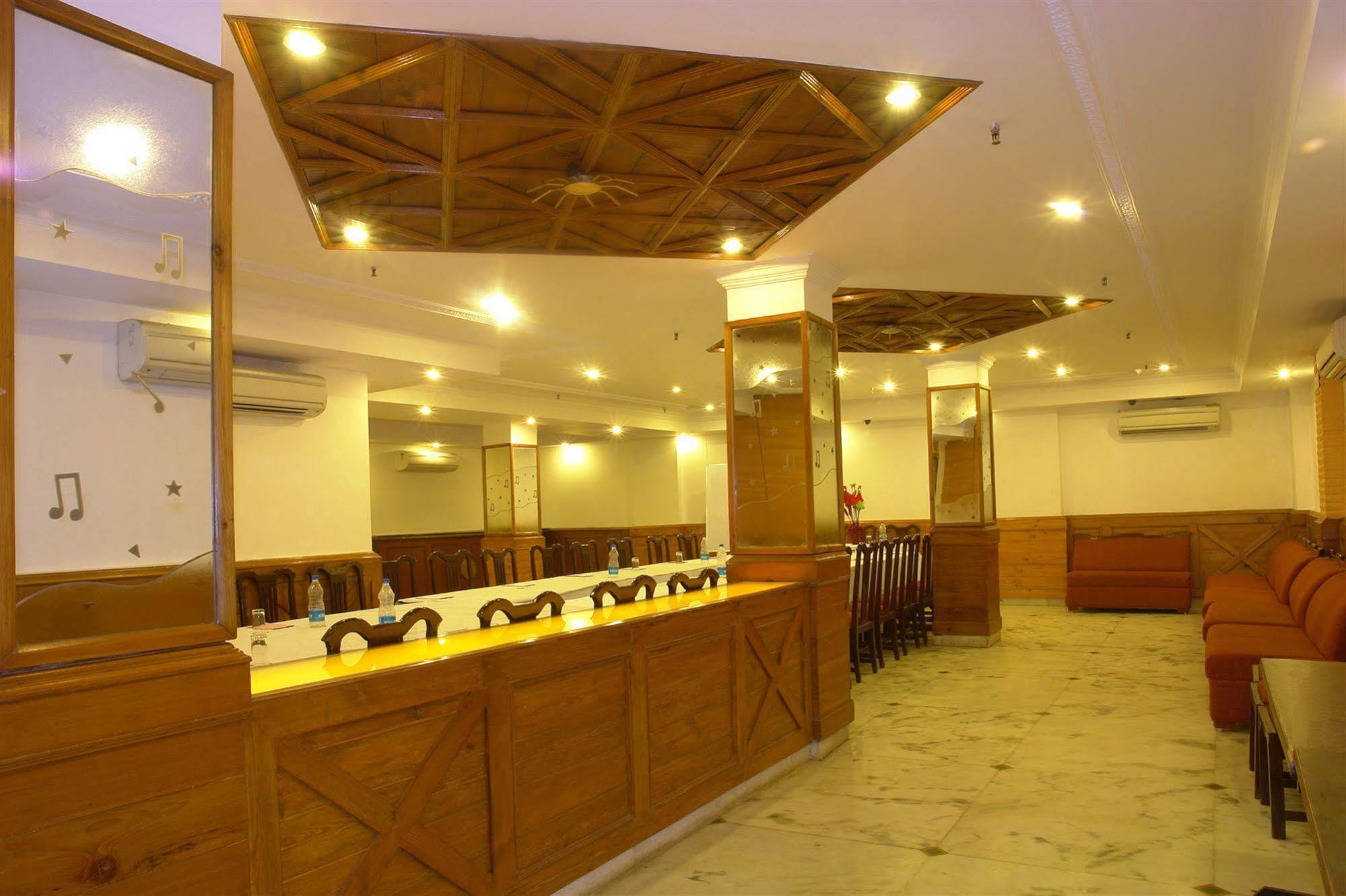 The Crest Inn Delhi  Buitenkant foto