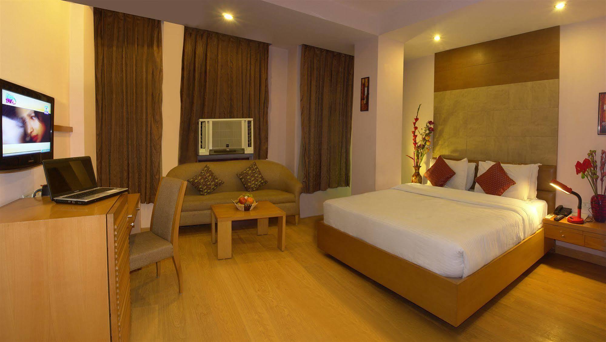 The Crest Inn Delhi  Buitenkant foto