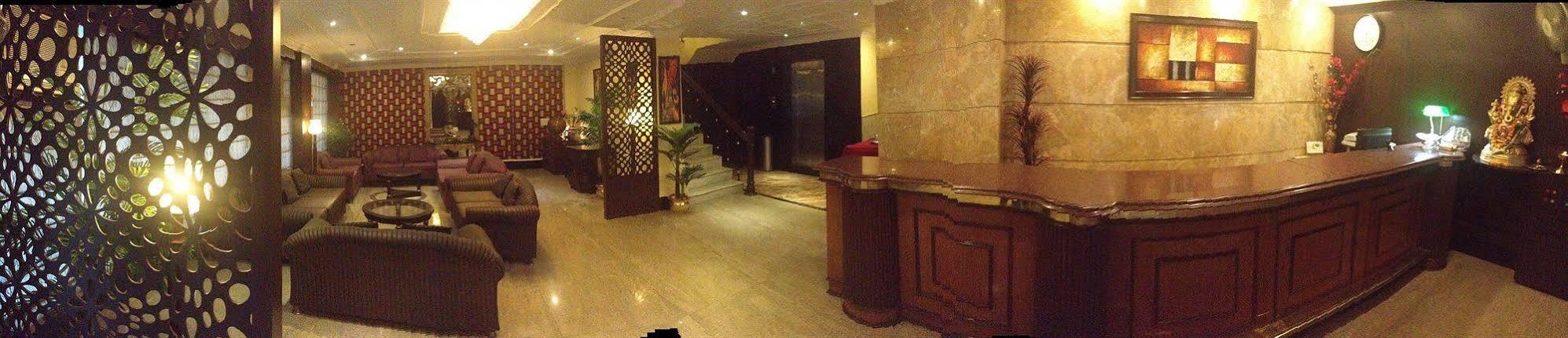 The Crest Inn Delhi  Buitenkant foto