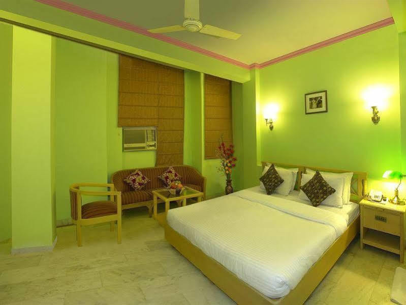 The Crest Inn Delhi  Buitenkant foto