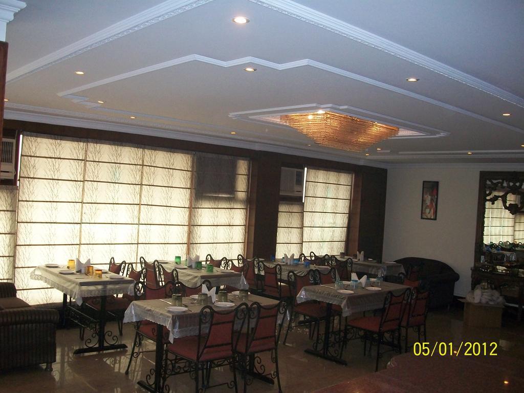 The Crest Inn Delhi  Buitenkant foto